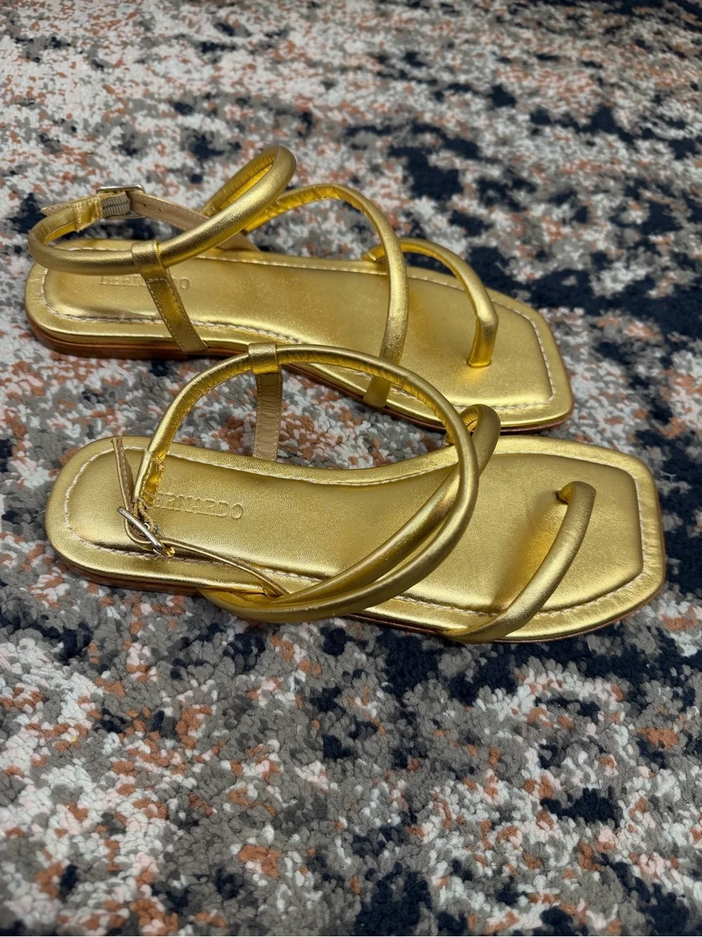 Bernardo Gold Metallic Leather Strappy Toe Loop Sandals Women’s Size 6.5